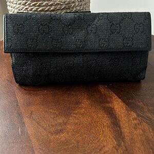 GUCCI GG Printed Canvas Wallet with snap closure. Authentic